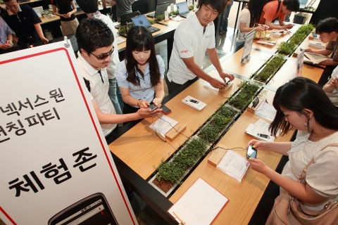 구글 넥서스원 런칭파티에 참석한 고객들이 전시된 넥서스원을 가지고 시연을 하고 있는 모습