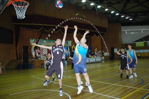 7월 10일 서울 정릉 국민대학교에서 열린 '신한카드와 함께하는 제8회 서울특별시 지적장애인 농구대회'에서 선수들이 열띤 경기를 펼치고 있다.