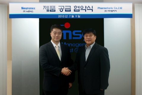 (주)뉴로넥스 김동찬 박사 (왼쪽)과 (주)파마토피아 이상훈 대표이사(오른쪽) 간의 계약식 장면
