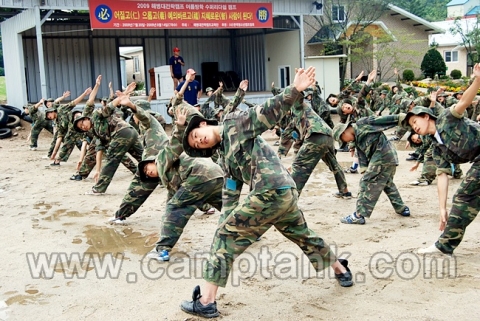 지난해 여름방학에 해병대 캠프 극기훈련에 참가한 초등학생들이 하루 일과를 마치고 야간에 순검(점호)를 받고 있다.