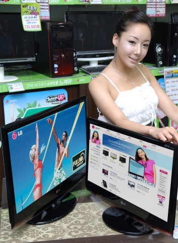 홍보도우미가 서울 신도림동 LG전자 베스트샵 신도림점에서 LG전자 모니터 TV의 주력제품인 M62D모델을 선보이고 있다. 이 제품은 풀HD영상을 지원하며, 10W 의 스피커를 내장