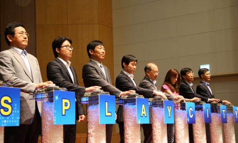 장원기 사장(왼쪽에서 세번째)을 비롯한 임직원들이 LCD사업부의 &#039;삼성 디스플레이 시티&#039;를 선포하고 있다.(왼쪽부터, 고영범 부사장, 송인명 노사협의회 대표, 장원기 사장, 손주호 노사협의회 대표, 이원식 부사장, 김다미 노사협의회 부대표, 김재권 부사장, 안찬영 상무)