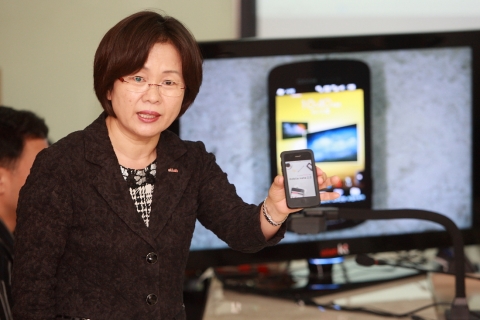 KT가 기업 정보 유출 리스크를 해소할 수 있도록 출시한 '모바일 단말관리 보안솔루션'에 대해 KT 기업고객전략본부장 이영희 전무가 5일 KT 광화문빌딩 6층에서 솔루션에 대한 설명과 함께 직접 시연해 보이고 있다.