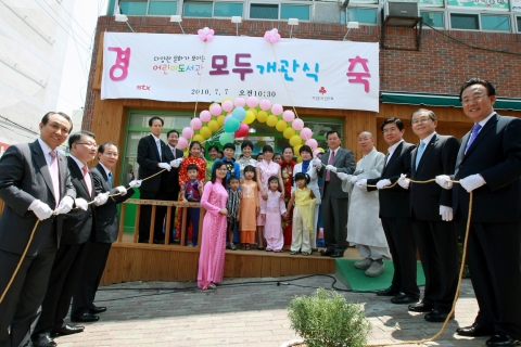 STX그룹이 7일 경상북도에는 처음으로 구미에 다문화어린이도서관 ‘모두’를 개관했다. STX는 이번 ‘다문화어린이도서관 모두 구미점’ 건립으로 구미 지역사회 내 다문화가정이 소통하