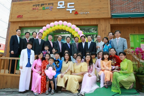 STX그룹의 네 번째 다문화어린이도서관인 ‘모두’ 구미점이 7일 개관했다. 사진은 개관식에 참석한 강덕수 STX그룹 회장(사진 왼쪽에서 6번째), 김관용 경상북도 지사(사진 왼쪽에