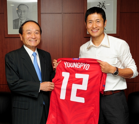 2010 남아공월드컵 원정 첫 16강의 주역인 축구 대표팀 이영표(33•알 힐랄) 선수가 12일 모교인 건국대를 방문, 축구 후학들을 위한 축구용품 지원금을 전달한 후 오 명 총장
