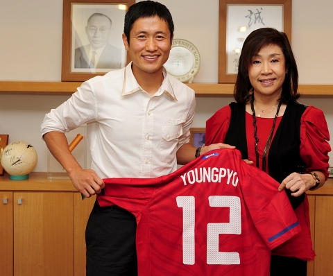 2010 남아공월드컵 원정 첫 16강의 주역인 축구 대표팀 이영표(33•알 힐랄) 선수가 12일 모교인 건국대를 방문, 축구 후학들을 위한 축구용품 지원금을 전달한 후 김경희 이사
