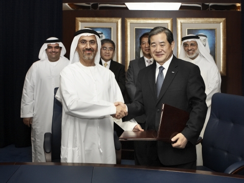 지난 12일 (현지시간) UAE 아부다비에서 열린 샤 가스전 플랜트 계약식에서 박기석 삼성엔지니어링 사장(오른쪽)이 사이프 아흐메드 알 가프리(Mr. Saif Ahmed Al Ghafli) 아부다비가스개발사 CEO와 계약서에 서명을 마치고 악수를 나누고 있다.