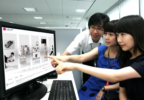 LG U+(부회장 이상철/www.lguplus.com)가 기업대표사이트를 새롭게 변경하고 홈페이지를 방문하는 고객들 대상으로 다양한 이벤트를 진행한다. 기업대표사이트 변경과 함께 U+모바일(http://mobile.uplus.co.kr) 홈페이지에서 “Everyday Plus! U+ 페스티벌”, “틴링 Summer Vacation” 등 풍성한 이벤트를 진행한다.