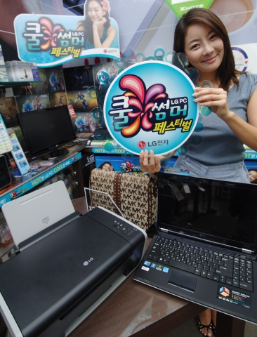 LG전자가 9월 30일까지 PC관련 제품 구매 고객을 대상으로 다양한 사은품을 제공하는‘2010 LG PC쿨썸머 페스티벌’을 진행한다.여성모델이 LG베스트숍 강서본점 매장에서 행사