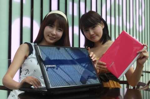 삼성전자 도우미가 2010년 하반기 넷북, 노트북 신제품 라인업 중 하나인 &#038;#039;N150 플러스&#038;#039;(분홍색 제품)와 &#0