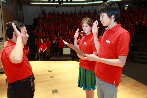 IT서포터즈 대학생 봉사단 대표 조재훈(아주대 3년)씨와 옥사나 라코바(홍익대학원 2년)씨가 출범행사에서 활동 다짐문을 낭독하고 있다.