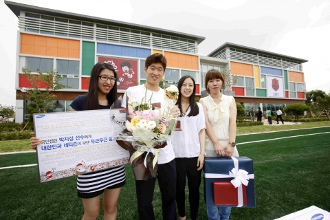 지난 12일 수원 박지성 축구센터에서 열린 삼성 &lt;두근두근 대한민국&gt; 캠페인 ‘네티즌이 뽑은 월드컵 MVP’상 수여식에서 박지성 선수가 트로피와 네티즌들의 응원 메시지가 담긴 액자를 받고 즐거워하고 있다.