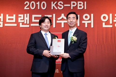 이주식 SK브로드밴드 뉴미디어사업단장(왼쪽)이 14일 최갑홍 한국표준협회장으로부터 B tv의 프리미엄브랜드지수 IPTV 1위 수상 상패를 받고 함께 포즈를 취하고 있다.