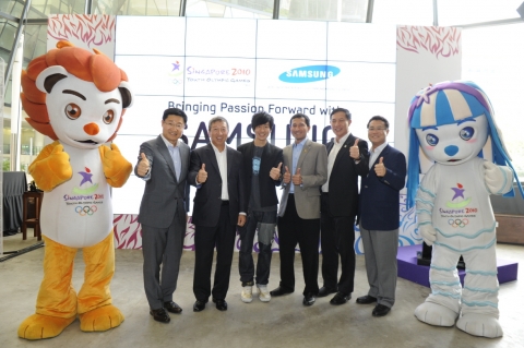 이날 행사에 참석한 삼성전자 동남아 총괄 이종석 부사장, 싱가폴 유스올림픽 게임 조직위원장 응 서 미앙 (NG Ser Miang), 삼성 유스 홍보대사 임준걸 (JJ Lin), 싱