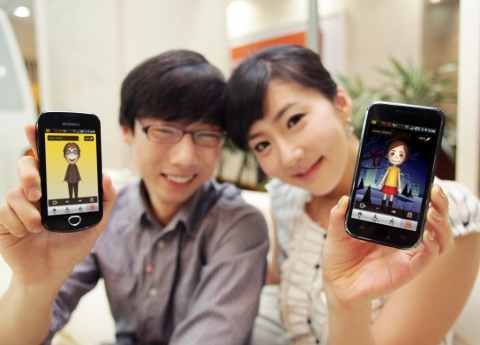 모델들이 「3D Avatar Maker」 애플리케이션을 이용해 만든 자신의 아바타를 보여주고 있다.
