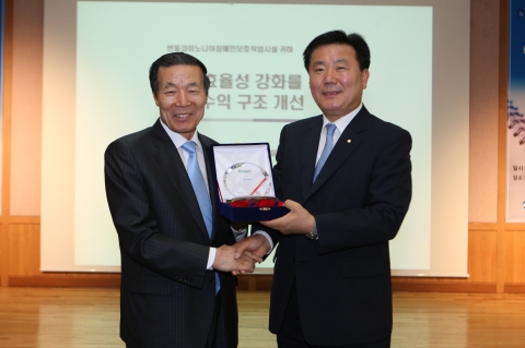 우리은행은 지난 5월부터 약 8주간에 걸쳐 우리은행과 1사 1사회적기업 자매결연을 맺고 있는 온누리복지재단 산하 번동코이노니아에 무료로 경영컨설팅 서비스를 제공했다고 밝혔다.