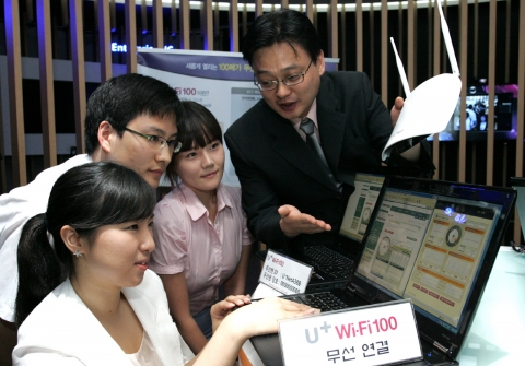 LG유플러스는 15일 서울남대문로 본사에서 'U+ Wi-Fi100' 출시 기념 시연회를 갖고 100Mbps급 초고속 Wi-Fi 시대를 선언했다. 사진은 '