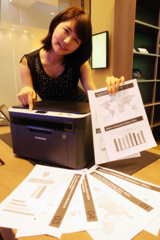삼성전자 도우미가 사용자 편의성 극대화 뿐만 아니라 친환경성까지 고려한 세계 최소형 모노 레이저 복합기들를 소개하고 있다. 모델명:SCX-3210K