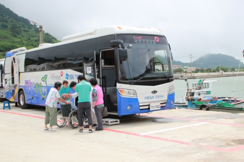 국민건강보험공단 사랑실은 건강천사 의료봉사단은 전남 여수시 “안도”를 찾아 마을 어르신들을 위한 무료 의료봉사활동을 펼쳤다.
