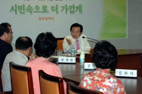 강운태 광주시장은 16일 오후 시청 2층 영상회의실에서 시민들과 만남의 시간을 열고 애로사항을 청취한 후 담당자들에게 대책을 지시했다.