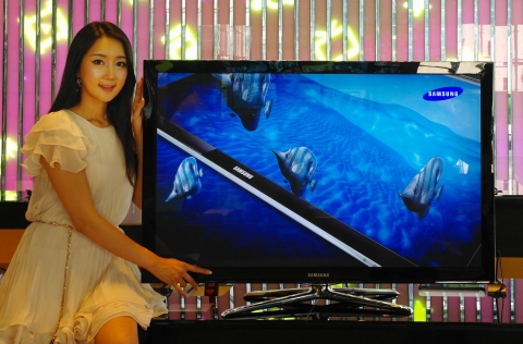 삼성전자 서초사옥 홍보관 딜라이트에서 삼성전자 홍보도우미가 이번에 출시한 삼성파브 하이브리드 3D PDP TV 신제품 490 시리즈를 소개하고 있다.