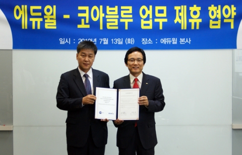 양형남 에듀윌 대표(오른쪽)와 이광호 코아블루 대표(왼쪽)가 VR(가상현실)러닝 업무 협약 후 기념촬영을 하고 있다