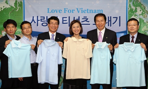 좌측부터 세번째 신한은행 박찬 부행장, 네번째 행복한 나눔 박미선 대표, 다섯번째 기아대책 두상달 이사장 ,여섯번째 신한은행 직원만족센터  이익수 부장