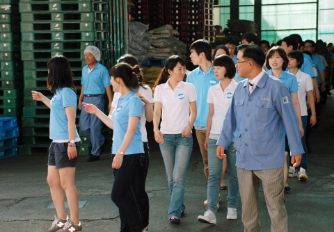 우리은행 청년 인턴 연수생들이 경기도 광주시 소재 (주)유성식품을 방문해 회사 관계자로부터 생산시설에 대한 설명을 듣고 있다.
