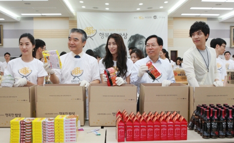 사진왼쪽 두번째부터) 기아대책 정정섭회장, 기아대책 홍보대사 탤런트 김정화씨,KB국민은행 최기의 은행장 직무대행, KB금융그룹 광고모델 이승기씨