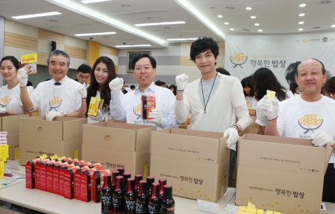 사진왼쪽 두번째부터) 기아대책 정정섭회장, 기아대책 홍보대사 탤런트 김정화씨,KB국민은행 최기의 은행장 직무대행, KB금융그룹 광고모델 이승기씨, KB국민은행 김진홍 전략본부장