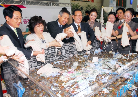 21일(수) 김포공항 국내선청사에서 열린 '사랑의 동전 모으기' 기내 모금액 50억 돌파 기념행사에서 윤영두 아시아나항공 사장(좌측 네번째)과 박동은 유니세프 한