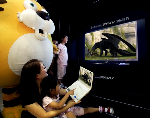 서울 코엑스에서 열리는 '서울국제만화애니메이션페스티벌(SICAF)2010'에 관람하러온 아이들이 삼성파브 스마트 TV 체험존에서 엄마의 도움을 받아 삼성파브 스마