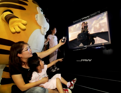 서울 코엑스에서 열리는 '서울국제만화애니메이션페스티벌(SICAF)2010'에 관람하러온 아이들이 삼성파브 스마트 TV 체험존에서 엄마의 도움을 받아 삼성파브 스마