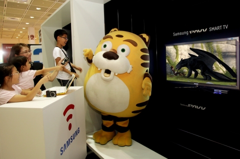 서울 코엑스에서 열리는 '서울국제만화애니메이션페스티벌(SICAF)2010'에 마련된 삼성파브 스마트 TV 체험존에서 엄마와 함께 아이들이 다양한 애플리케이션을 직