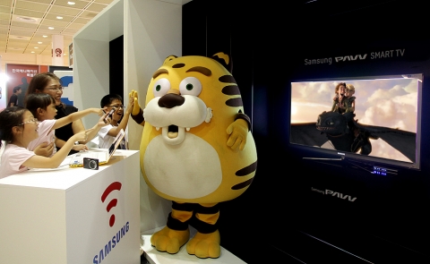 서울 코엑스에서 열리는 '서울국제만화애니메이션페스티벌(SICAF)2010'에 마련된 삼성파브 스마트 TV 체험존에서 엄마와 함께 아이들이 다양한 애플리케이션을 직