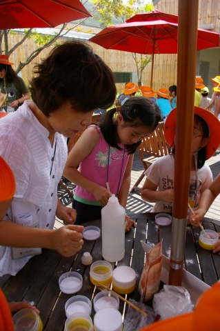 풀무원의 &#039;굿바이 아토피!&#039; 캠프에 참가한 어린이들이 캠프 기간 중 사용할 친환경 치약을 직접 만들어보고 있다.