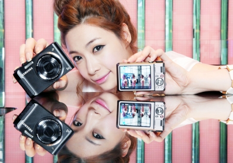 삼성전자 모델이 삼성전자 홍보관 딜라이트에서 디지털카메라 신제품 삼성블루WB2000을 선보이고 있다.