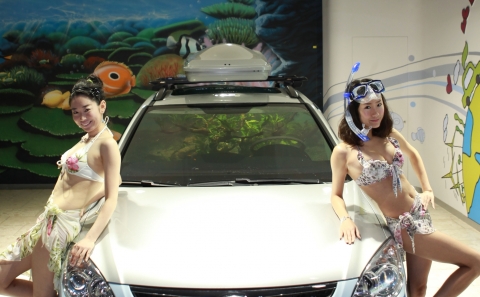 비키니를 입은 관람객들이 부산아쿠아리움 지하에 전시중인 자동차 수조 피쉬카(Fish Car)를 관람하고 있다.
