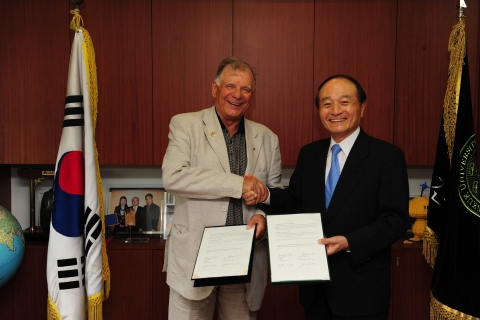 27일 오전 오명 건국대 총장(오른쪽)과 2000년 노벨 물리학상 수상자이며 건국대 초빙 석학교수인 조레스 알페로프 러시아과학아카데미 부원장(왼쪽)이 건국대와 상트페테르부르크대학(