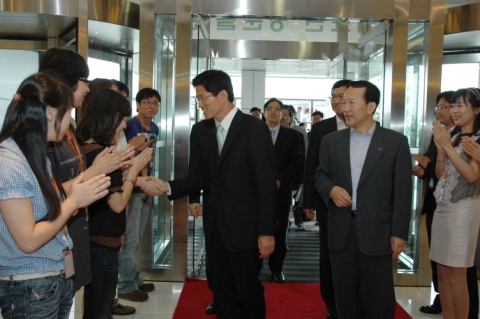 김문수 경기도지사(왼쪽)가 하이닉스반도체 우시공장을 방문해 권오철 대표이사(오른쪽)와 함께 들어서며 직원들의 환영을 받고 있다.