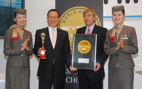 5월 20일(현지 시간) 독일 함부르크에서 열린 2010 스카이트랙스 세계항공대상(2010 Skytrax World Airline Awards) 수상식에서 윤영두 아시아나항공 사장(좌측 두번째)이 「올해의 항공사 (Airline Of the Year)」상을 수상한 후 에드워드 플레이스테드(Edward Plaisted) 스카이트랙스 CEO(좌측 세번째)및 아시아나 승무원들과 기념촬영을 하고 있다.