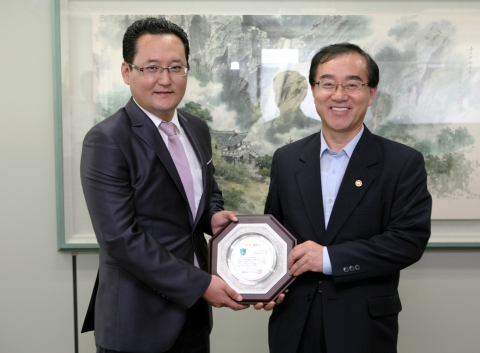윤영선 관세청장은 7월의 관세인에 고가와인을 허위 신고해 자가소비용 저가와인인 것처럼 위장하여 국내로 반입한 후 운송대행을 가장해 이를 일괄 인수하여 판매처분한 밀수조직을 적발해 