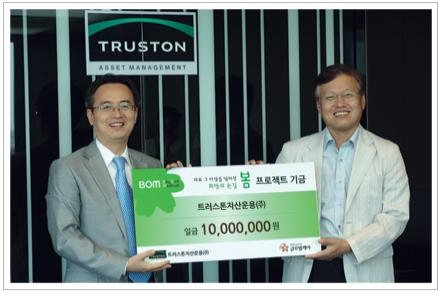 왼쪽 트러스톤자산운용 김영호 부사장과 오른쪽 글로벌케어 이명수 부회장