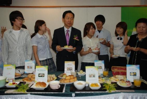 김상곤 경기도교육감이 학생들과 함께 아침급식 메뉴를 시식하고 있다
