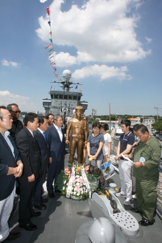 포항함 체험관에 故 한주호 준위 동상 건립
