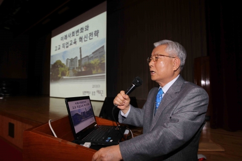 부산 동명대학교 이무근 총장의 26일 특강장면1