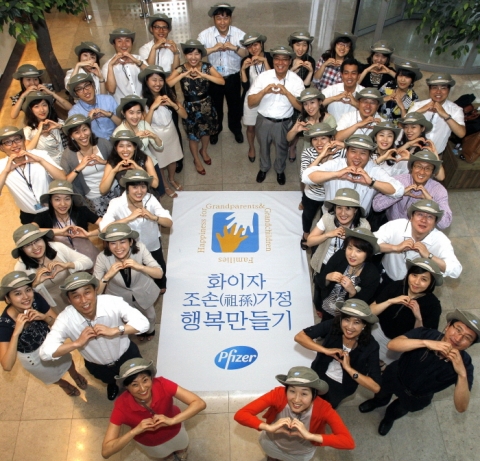 ‘조손가정’의 아동을 후원하는 ‘화이자 꿈꾸는 봉사단’에 참여한 한국화이자제약 임직원 자원봉사자들이 21일 한국화이자제약 본사에서 발족식을 갖고, 기념촬영을 하고 있다.