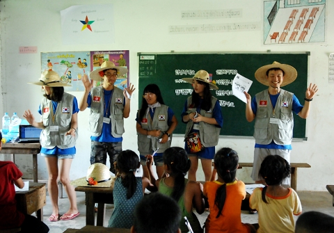 열악한 교육환경에서도 우리나라와의 문화교류를 위해 구슬땀을 흘리고 있다. 사진은 한국어교육을 담당하는 경북대학교 하계해외자원봉사자들...
