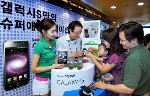 3일, 서울 코엑스몰에서 오픈한 '갤럭시 익스피리언스 존'에서 방문객들이 갤럭시S를 직접 체험해보며 어플리케이션 전문가에게 설명을 듣고 있다.